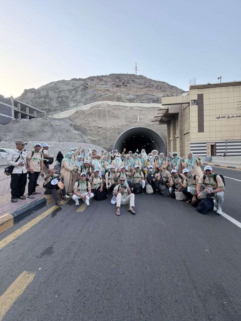 Kekompakan rombongan jamaah umrah Safari Suci saat berfoto bersama di Tanah Suci. Memahami apa bahasa Arabnya umroh adalah langkah awal untuk meresapi makna kunjungan ke Baitullah.