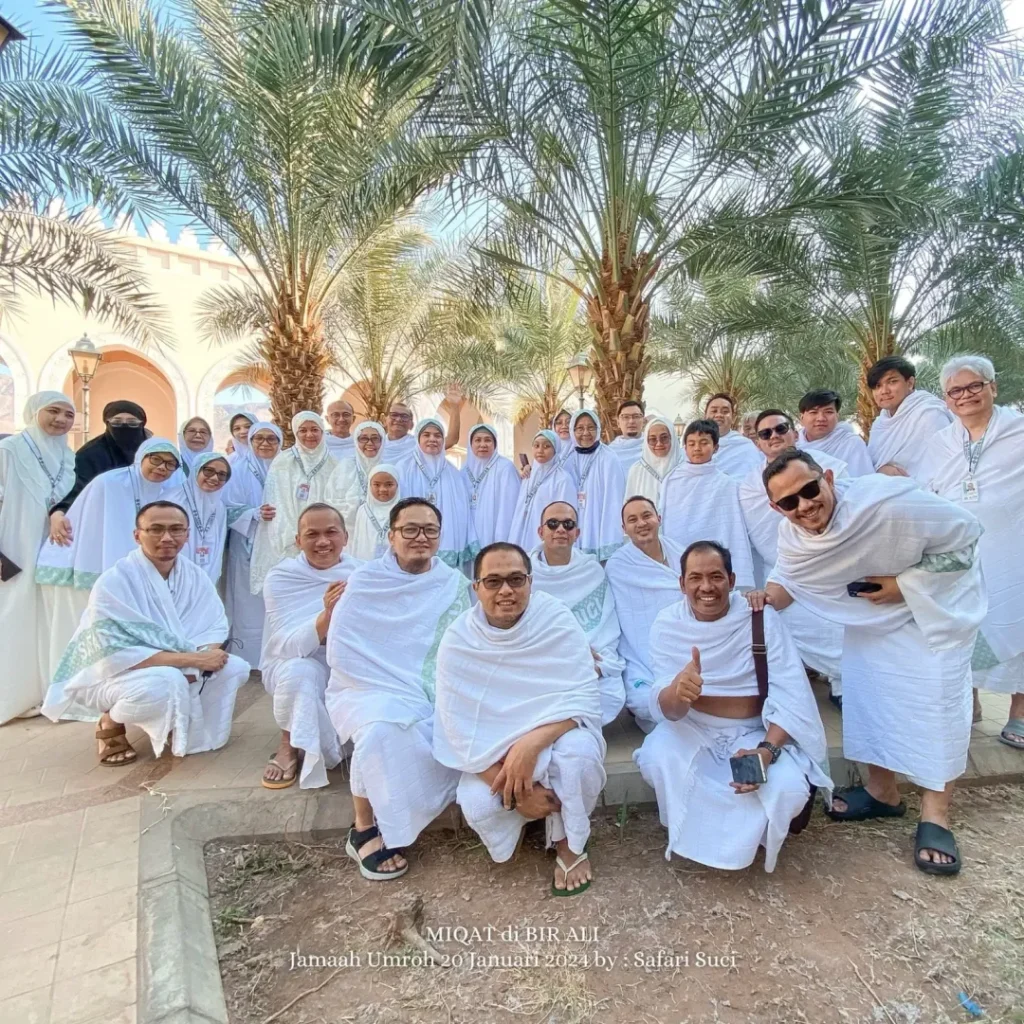 Rombongan jemaah Safari Suci mengenakan kain ihram di Miqat Bir Ali, bersiap memulai perjalanan spiritual untuk meraih keutamaan umroh bulan Muharram.