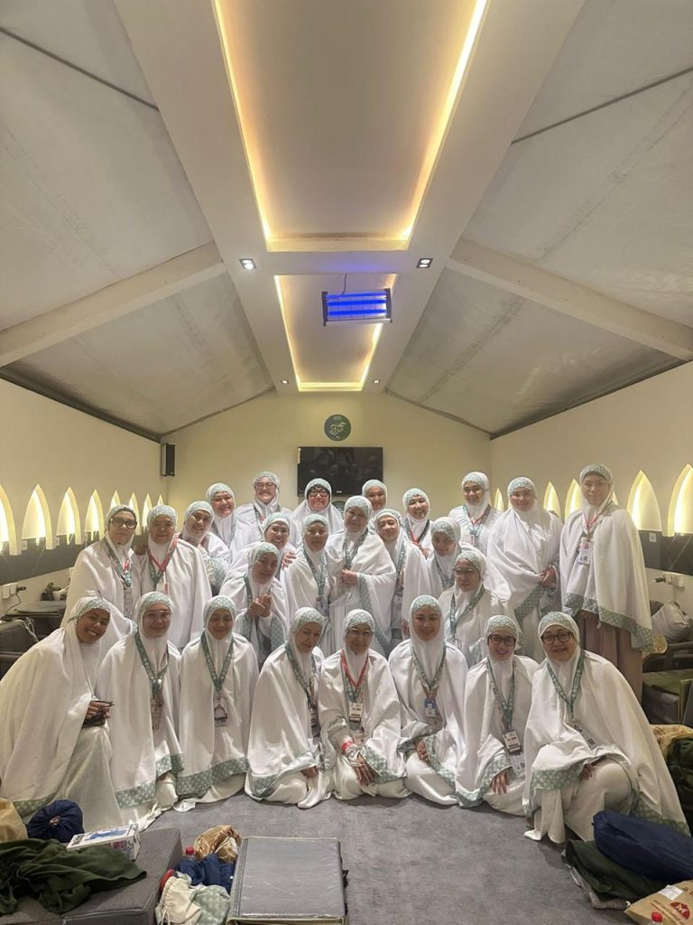 Kebersamaan rombongan jamaah perempuan Safari Suci di akomodasi premium. Untuk mewujudkan perjalanan senyaman ini, temukan panduan memilih paket umroh apa saja yang sesuai kebutuhan Anda.
