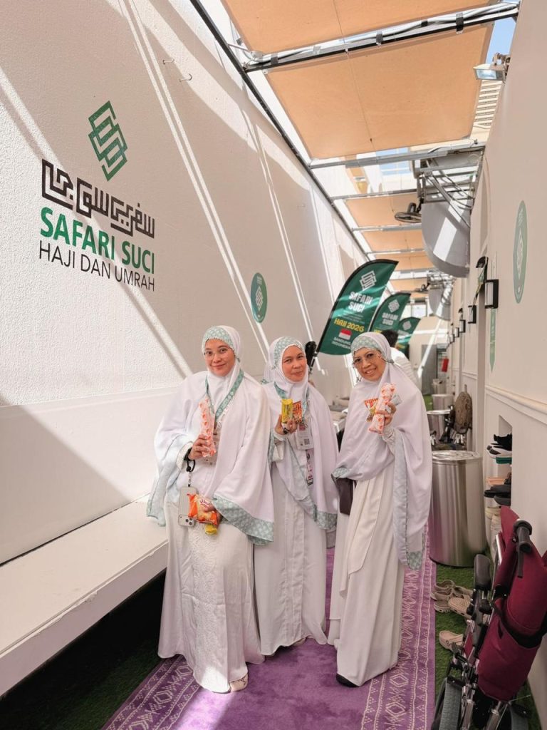 Tiga jamaah perempuan Safari Suci Haji dan Umrah tersenyum bahagia. Persiapan ibadah yang matang dimulai dari hal dasar, termasuk mengetahui tulisan umroh yang benar menurut KBBI.