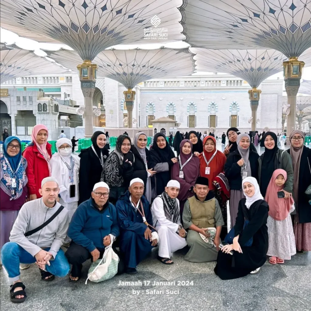 Jamaah Safari Suci di pelataran Masjid Nabawi, di mana pemahaman tentang Umrah Badal Adalah kunci untuk berbakti kepada orang tua tercinta.
