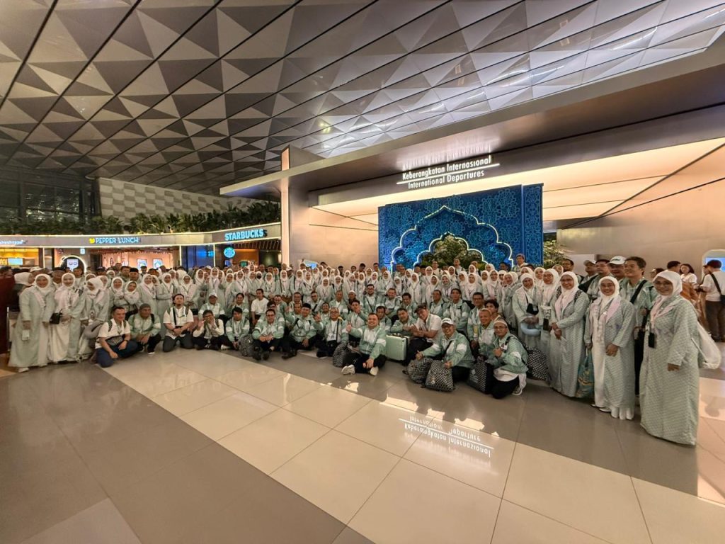 Pemberangkatan jemaah umrah eksekutif Safari Suci melalui Terminal 3 Internasional Bandara Soekarno-Hatta, memastikan kenyamanan dan efisiensi durasi perjalanan total (umrah berapa lama).