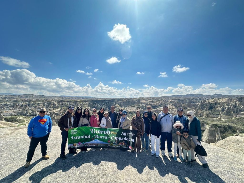 Rombongan jemaah Safari Suci menikmati paket Umrah Plus Turki di Cappadocia. Panduan lengkap umrah sebelum haji disebut apa bagi para profesional.
