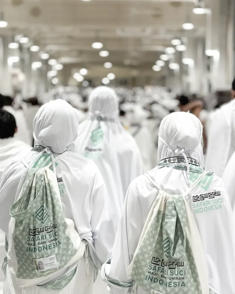 Jamaah Umrah dari Safari Suci Indonesia di Masjidil Haram, Makkah, yang didedikasikan untuk melaksanakan badal Umrah, layanan Umrah untuk orang meninggal.