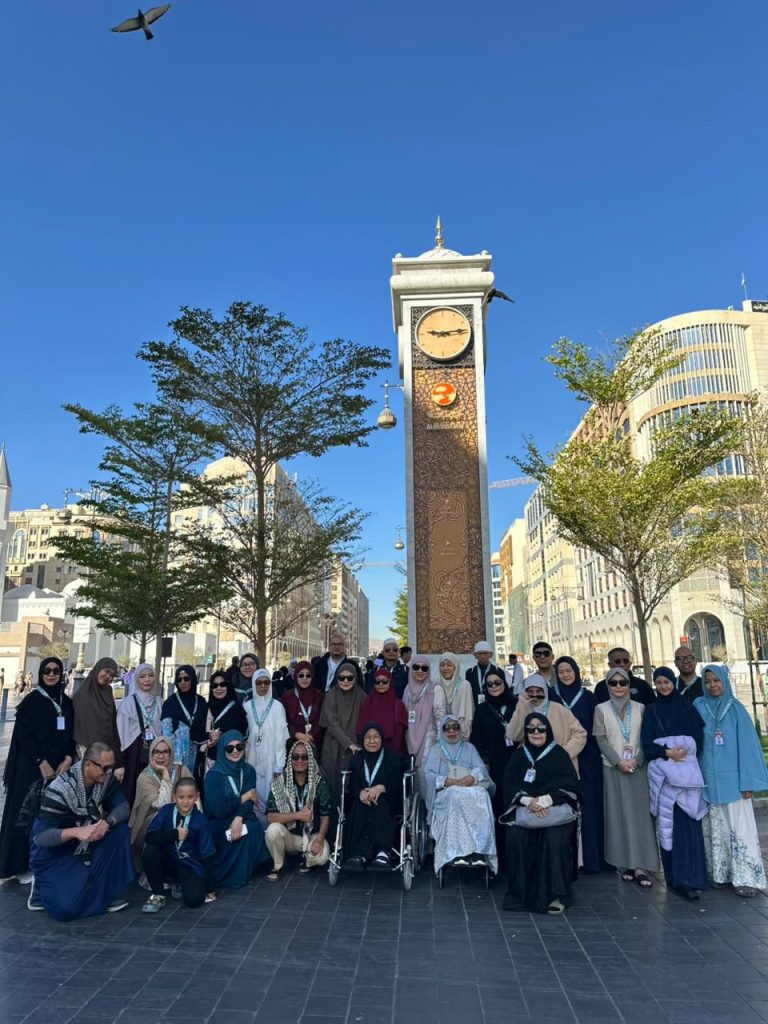 Rombongan jemaah umrah Safari Suci berfoto dengan nyaman di bawah cuaca cerah Madinah, memberikan gambaran nyata bagi Anda yang bertanya umroh Oktober musim apa.