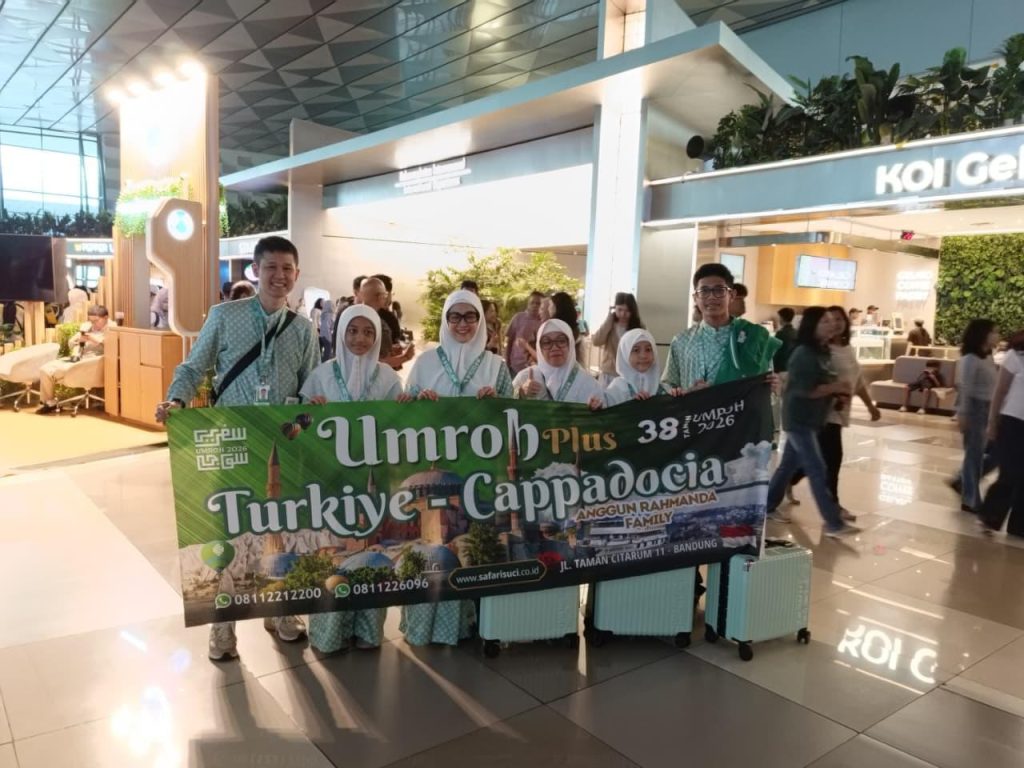 Rombongan keluarga bersiap di bandara dengan fasilitas layanan eksklusif yang sesuai dengan investasi Harga Paket Umroh Plus Turki dari Safari Suci.