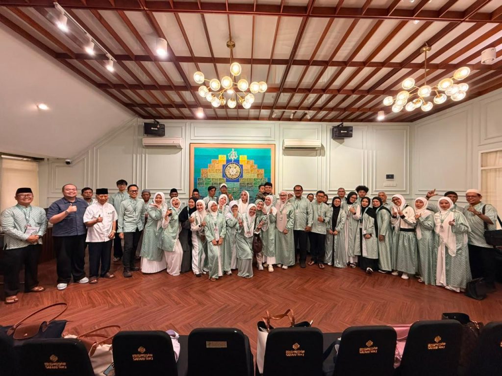 Suasana jamaah Safari Suci berfoto bersama setelah sesi pengarahan dokumen yang membahas visa umroh apakah ditempel di paspor atau menggunakan e-visa.